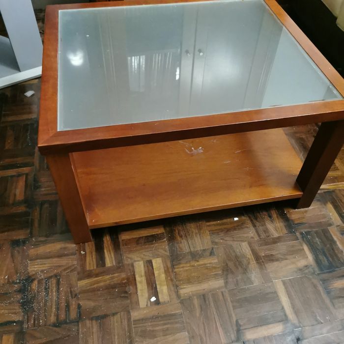 Mesa de centro. Tamanho 60 por 70 e 38 cm de altura