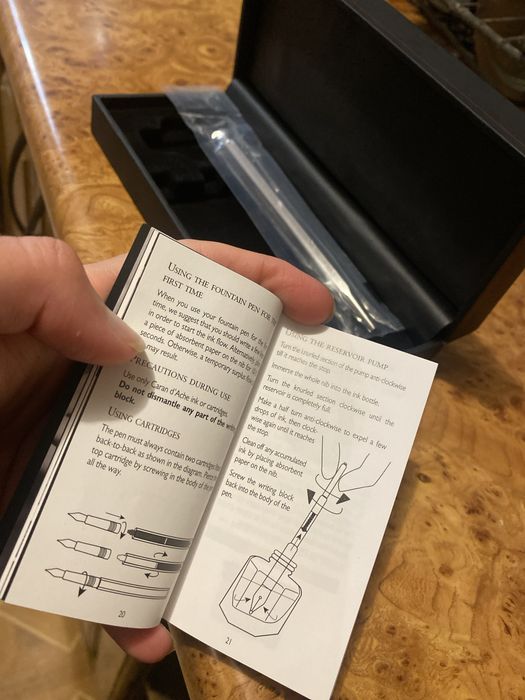 Ручка пір'єва фірми Caran d’Ache, Geneve письмове приладдя авторучка