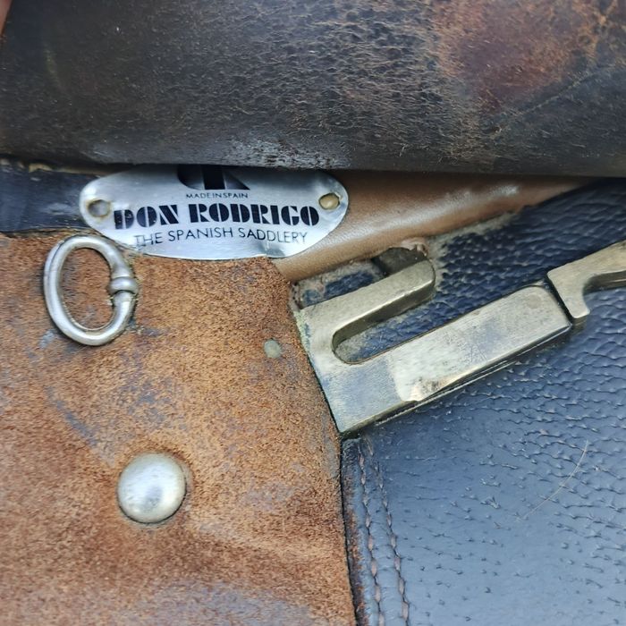 сідло на коня, недоуздок, щітки