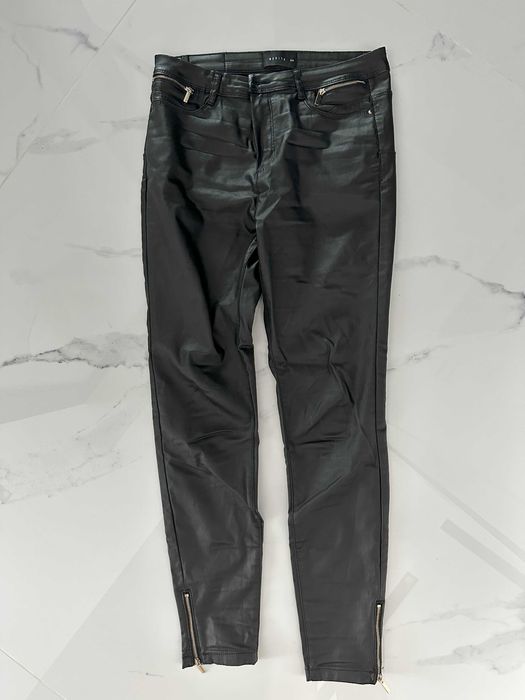 spodnie woskowane skórzane czarne Mohito 38