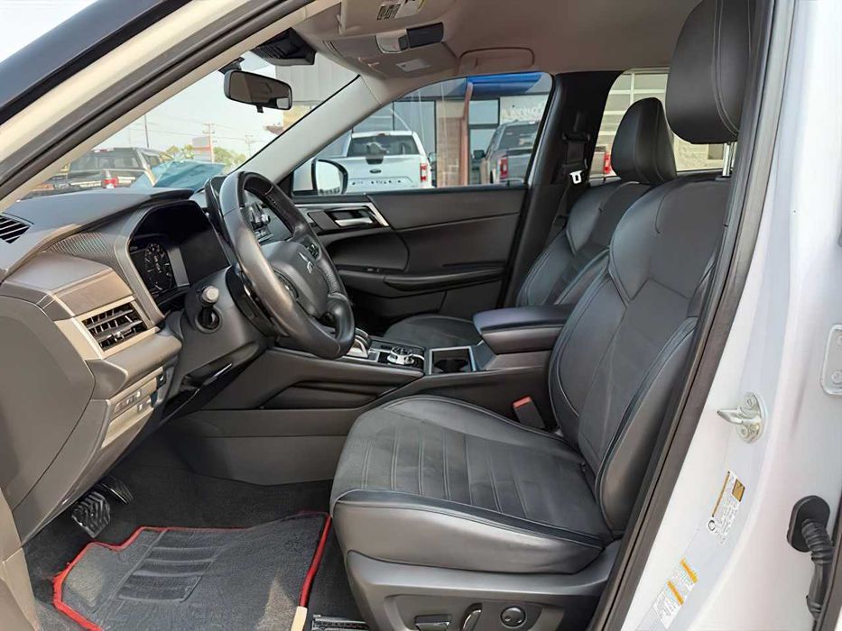Mitsubishi Outlander PHEV SEL      2023