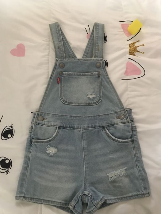 Vendo jardineiras calção Levis tamanho 4 anos como novo