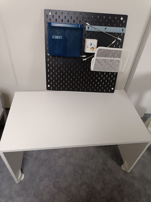 Biurko IKea Skadis , krzesło Mammut + Tablica