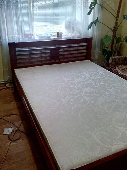 Нова двоспальна деревьяна кровать