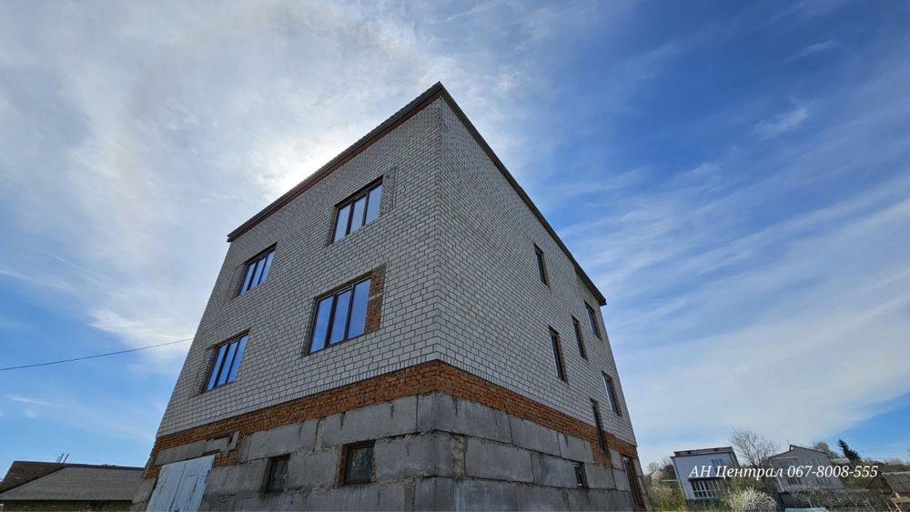 Новобудова 3 поверхи по вул.Трудова