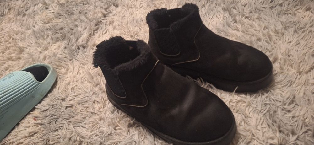 Уги дуже теплі розмір 43  вони маломірка  підходять на 41