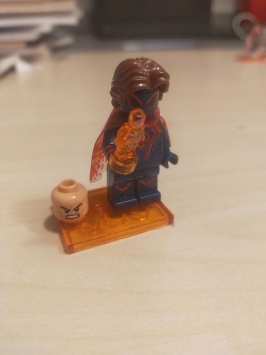 Figurka lego spaiderman.