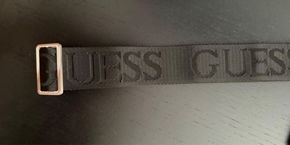 Bolsa Guess Preta com Alça Ajustável