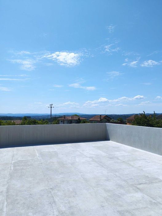 Moradia de dois pisos com 290 m2, em terreno de 1700 m2.