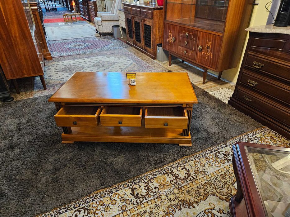 Mesa de centro em madeira maciça com gavetas - Muito bom esta