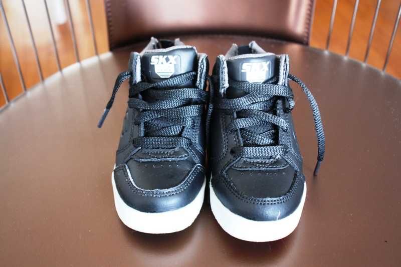 Botas pretas com luzes por baixo da SKECHERS Tamanho 22