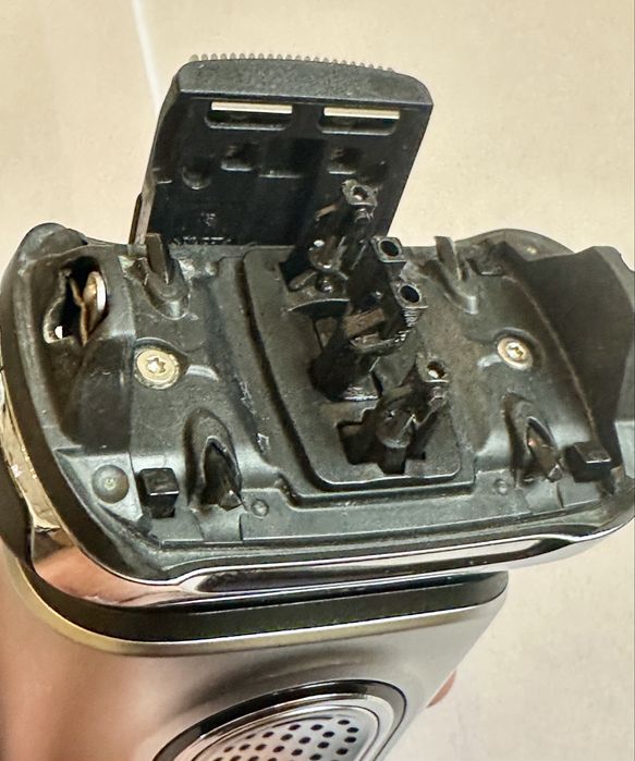 Golarka elektryczna, Braun series 9 (ze stacją czyszczącą)