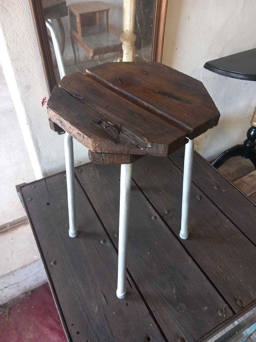 Banco rústico, assento octogonal de madeira escura, estrutura metalica três pernas  Altura 60cm Diâmetro 30cm