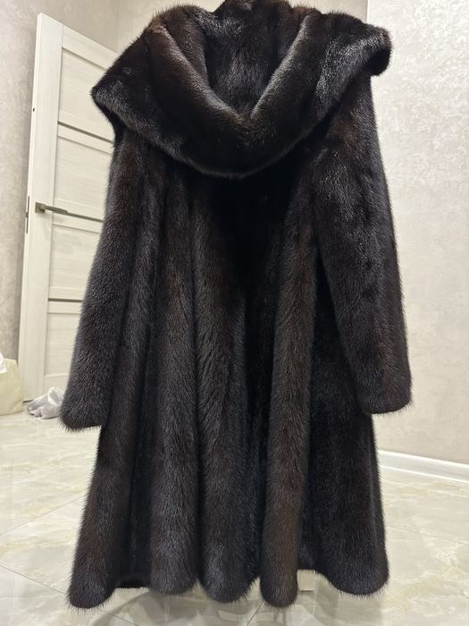 Норкова шуба з капюшоном.