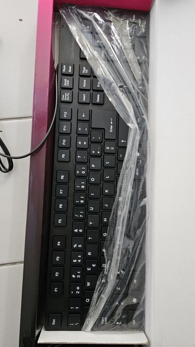 Conjunto de teclado e rato USB

- Teclado com layout QWERTY.
- Rato e447059019275980801