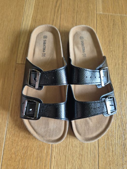 Czarne klapki w stylu birkenstock