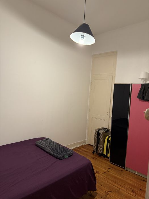 Quarto com cama de solteiro