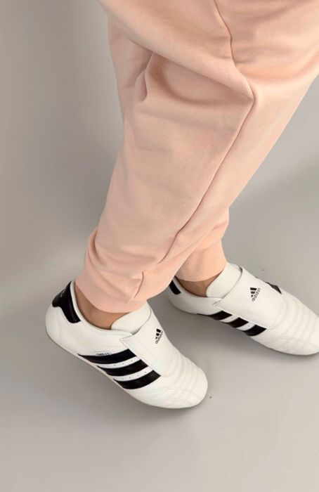 Крутезні жіночі кросівки Adidas Tekwando кроссовки кожаные кеды