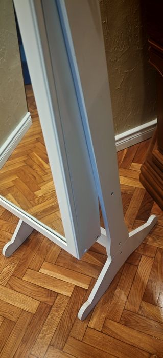 Lustro stojące ze schowkiem