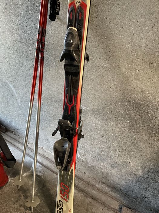 Esquis com botas e bastões