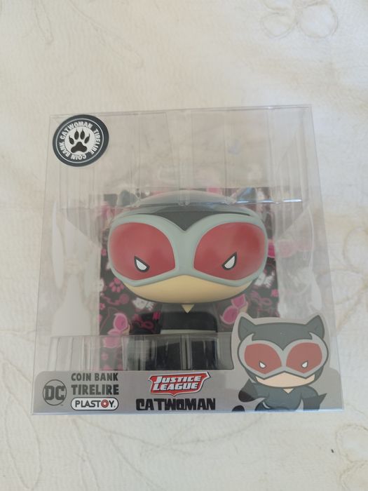 Um mealheiro Chibi da Catwoman do universo DC Comics.