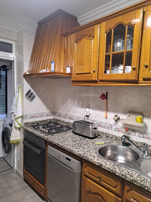 Cozinha completa em madeira maciça