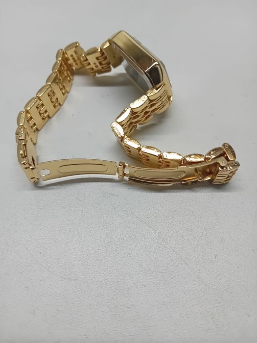 Relogio preto pulseira dourada