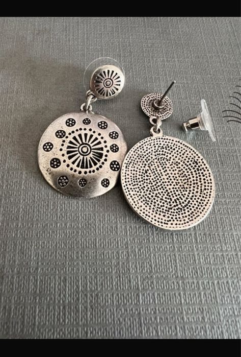 Brincos redondos prateados