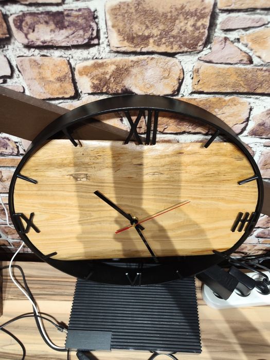 Zegar w metalowej ramie loft
