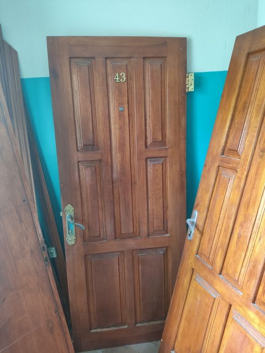 Продам двойні  вхідні двері, в дуже гарному стані,з коробом,замками