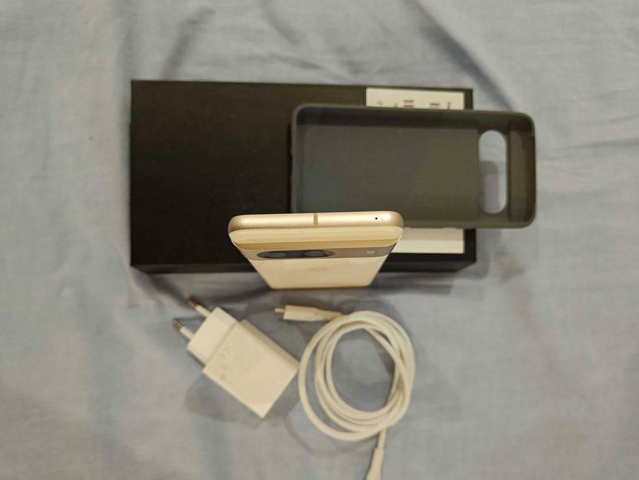 Google pixel 8 gold