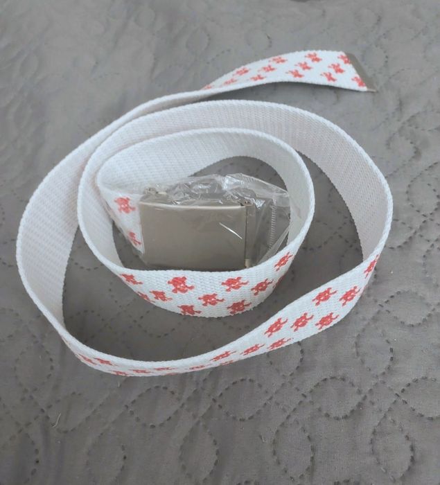 Pasek nowy 115cm z tkaniny białej w czerwone czaszki
