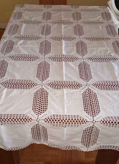 Toalha de mesa (linho, renda e bordado)