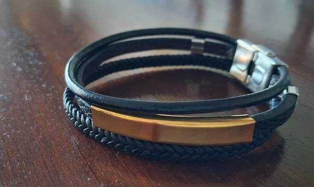 Pulseiras cabedal e metal