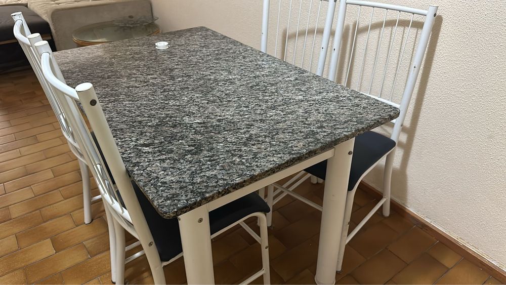 Mesa com 4 cadeiras