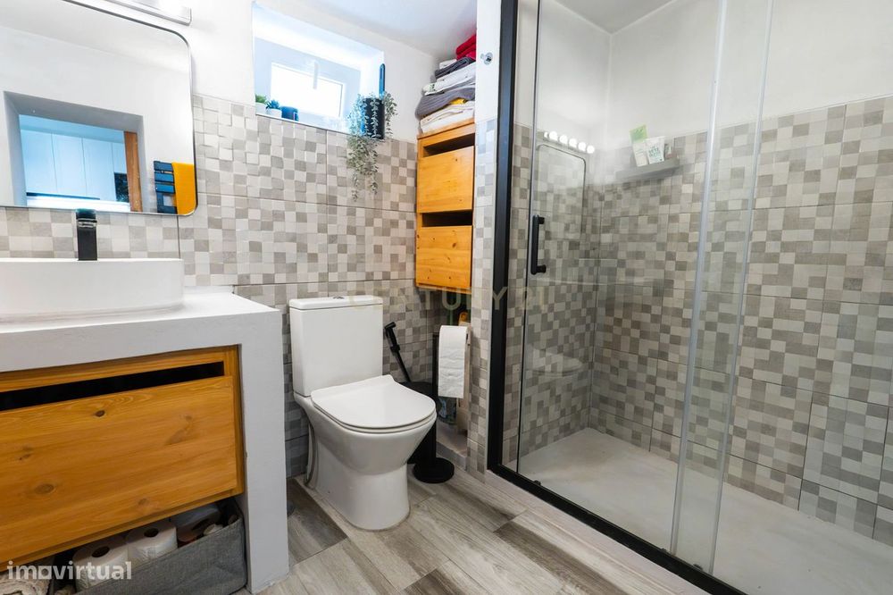 Moradia T2 renovada com espaço exterior e possibilidade de piscina, lo
