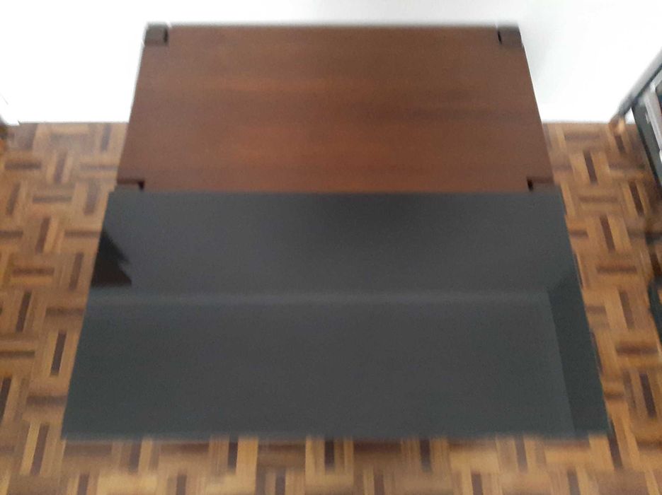Mesa de apoio/centro sala e ofereço cadeira antiga