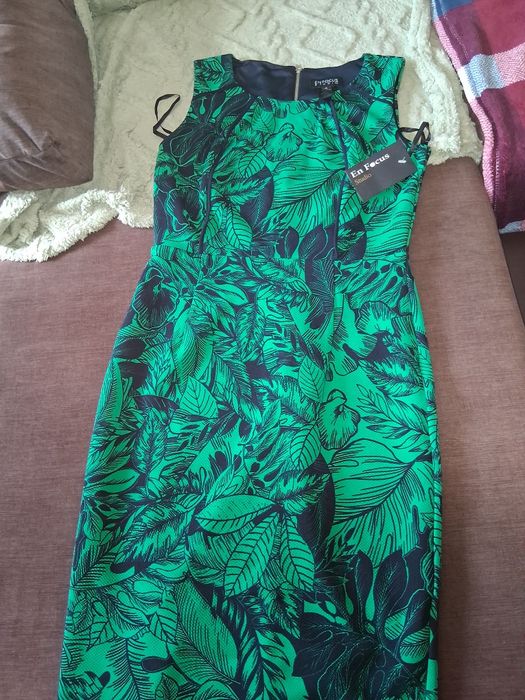 Vestido nunca usado com selo ainda. EN FOCUS