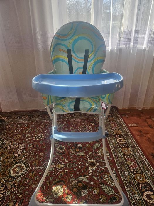 Дитяче крісло для годування маляти.