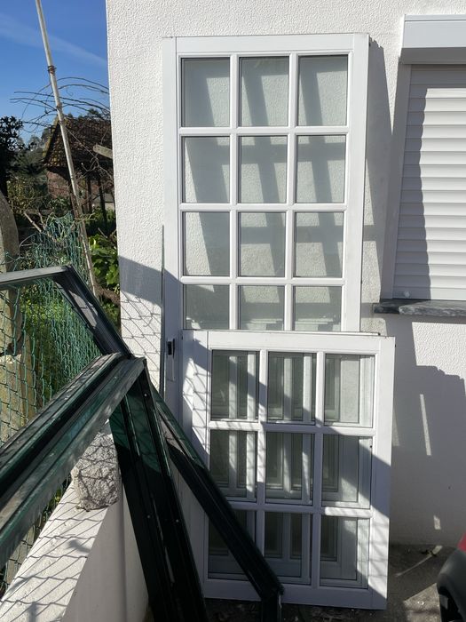 Sacada e janelas de aluminio, com vidro simples.