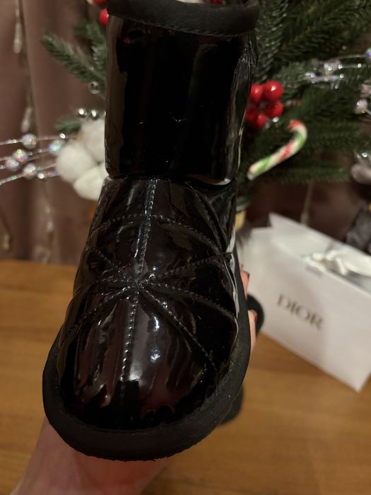 Уггі для дівчинки лакові