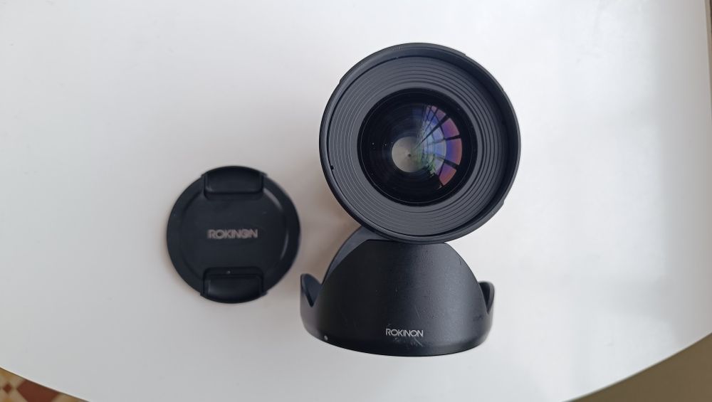 Lente Rokinon 24mm F1.4 para Canon EF com parasol