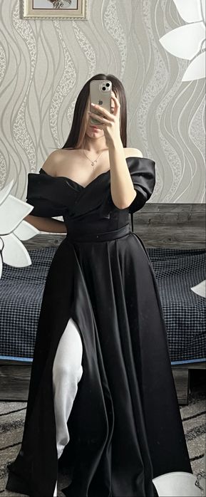 Продаю випускне плаття (чорне атласне)