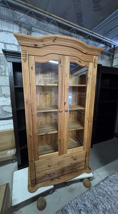 Sosnowa witryna w stylu rustykalnym