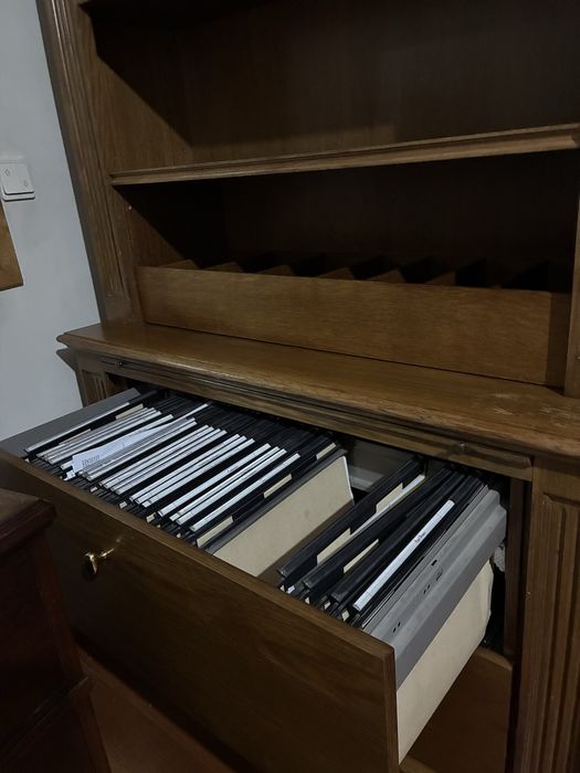 Estante com três módulos em madeira maciça