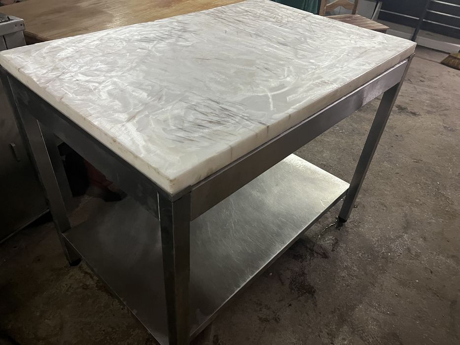 Mesa em inox com prateleira e tampo em Polipropileno