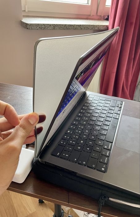 Macbook m5 pro jak nowy / 1TB / 16 GB ram/ Zakupiono w 2026 roku