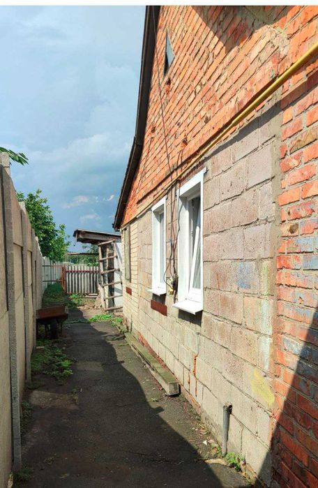 Продам окремий будинок з газом і зручностями в Дергачах р-н Піски.