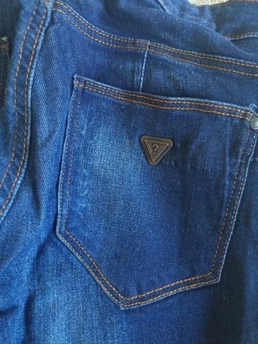 Jeansy rurki damskie GUESS Skinny Fit, rozmiar [wpisz rozmiar, np. W27], ciemny denim