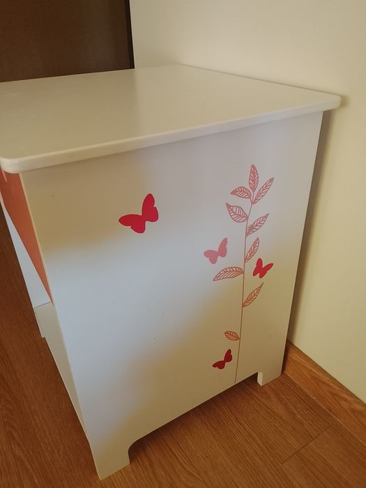 Mesa de cabeceira quarto menina